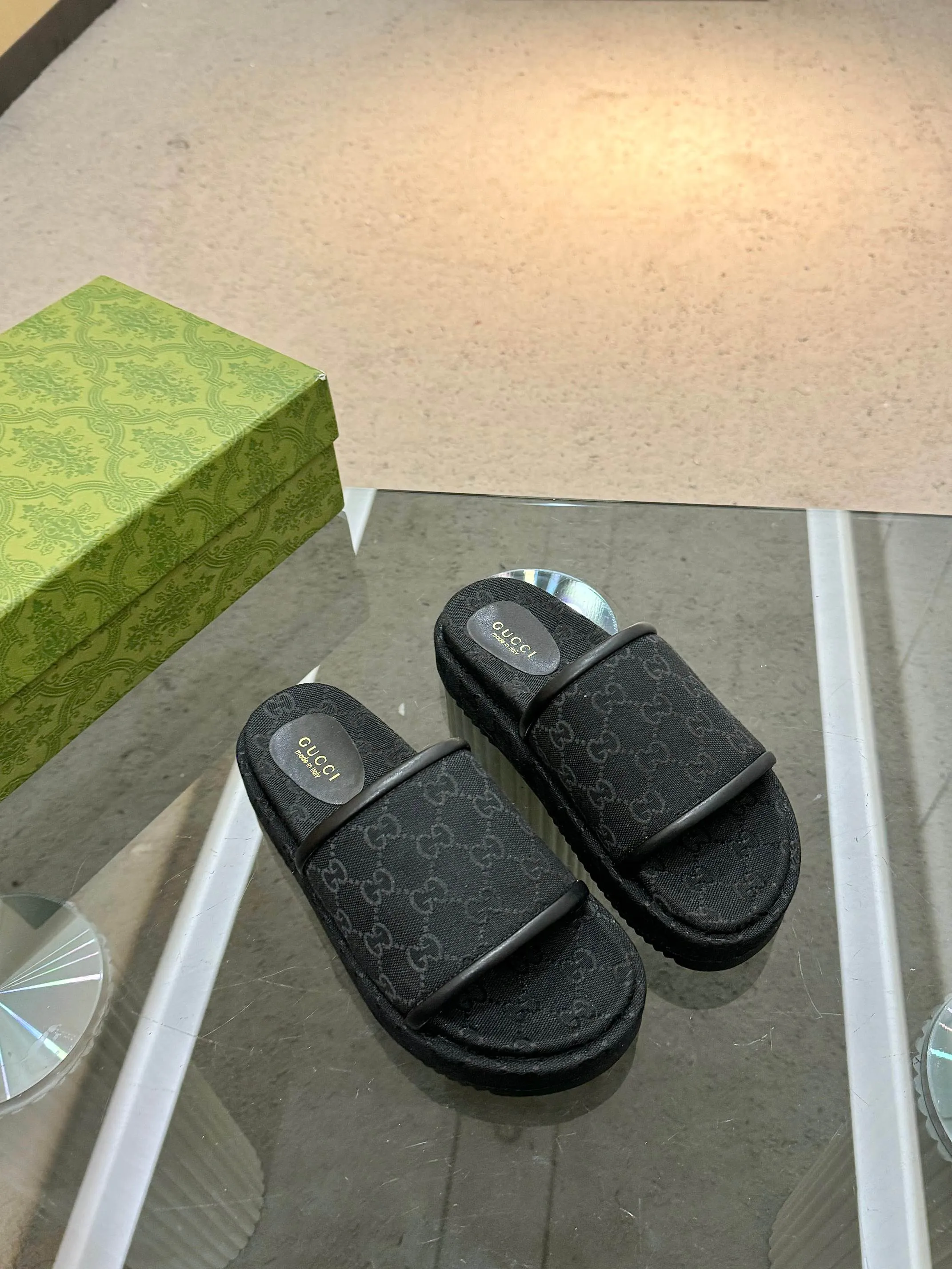 👟👟Ex-factory price 440👟👟 Gucci’s latest limited edition thick-soled slippers. Top quality for sale. Purchase genuine product for development. The material and workmanship are consistent with the original. Upper: original special printing process. Lining: dyed sheepskin. Outsole: Italian private model outsole. Size: 35-43M standard size. 41, 42, 43 are also customized and cannot be returned. Sole thickness: 5.5cm. Forefoot 4cm.
